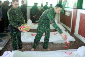 Danyonif Mekanis 203/Arya Kamuning ke -42 saat menaburkan bunga dimakam Arya Kamuning.